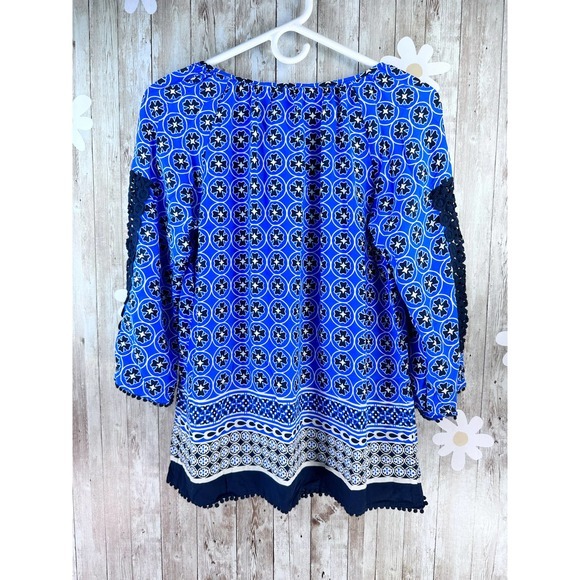 Crown & Ivy Womens‎ Tops Sz XS Navy Blue Floral Lace Trim Split Neck 3/4 Sleeves - Picture 2 of 7